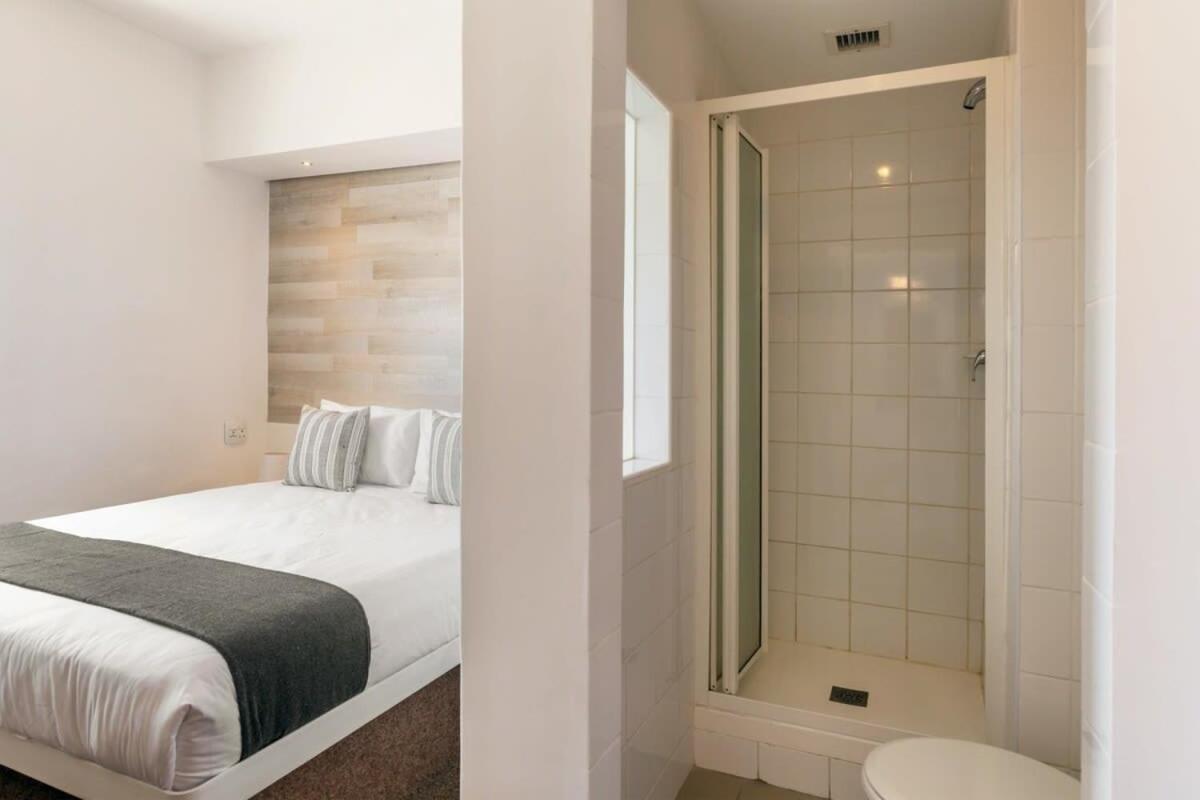 Metropole With Shared Facilities Apartment *